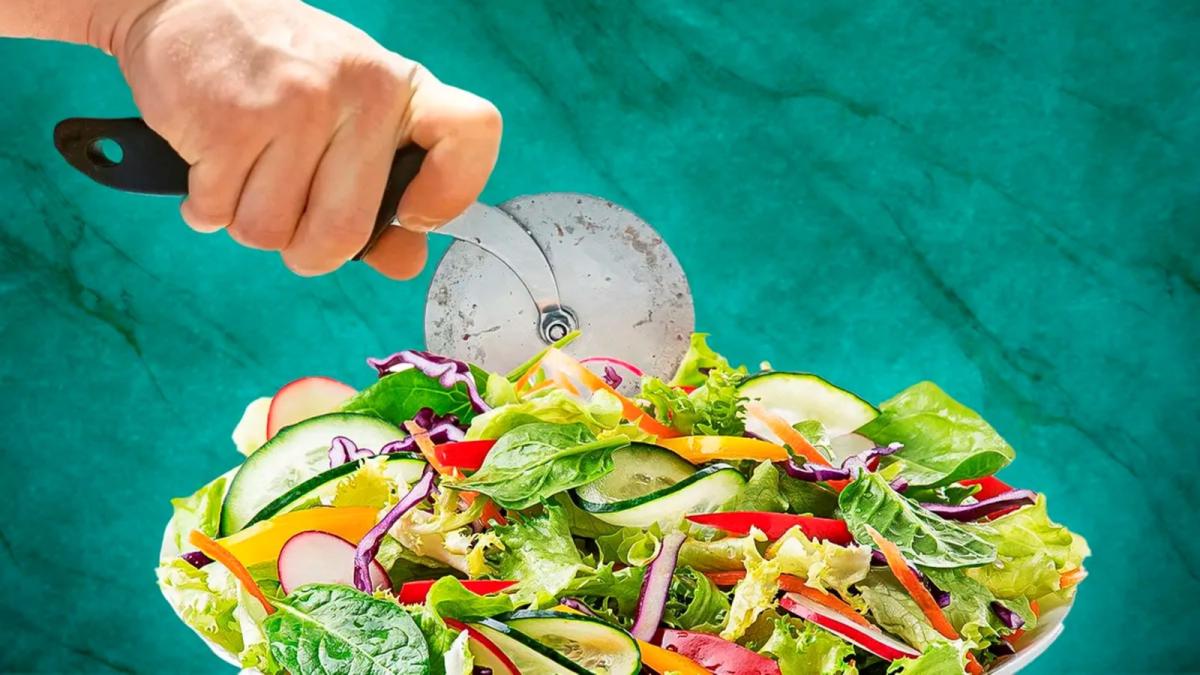 Kitchen Life Hack Video: Chop Vegetables With Pizza Cutter