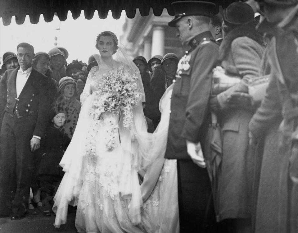 Margaret Whigham dejando su casa en Kensington, Londres, camino de su boda con el golfista aficionado estadounidense Charles Sweeny el 21 de febrero de 1933.