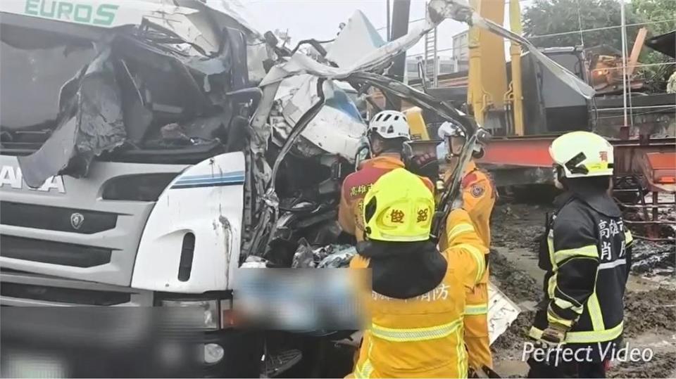 快新聞／清運廢土出事！高雄砂石車斗翻覆　駕駛脫困「無呼吸心跳」送醫