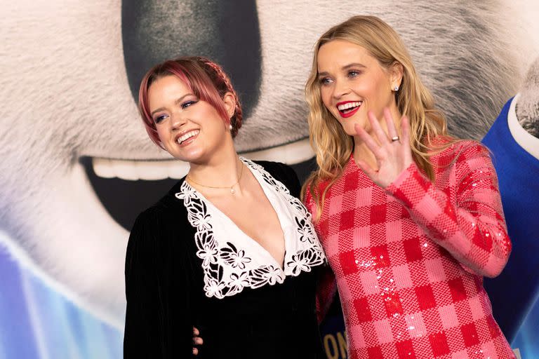 La actriz Reese Witherspoon y su hija Ava Elizabeth Phillippe saludan sonrientes en su llegada a la presentación de Sing 2, en Los Ángeles