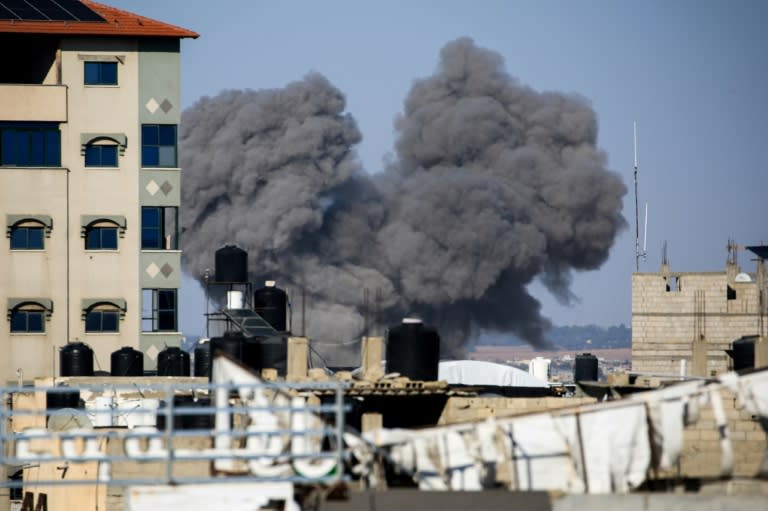 Israel und die USA haben nach Angaben aus israelischen Regierungskreisen eine Unterbrechung der israelischen Angriffe auf die Stadt Rafah im Süden des Gazastreifens diskutiert. Ministerpräsident Netanjahu habe diese Möglichkeit mit CIA-Chef Burns erörtert, hieß es. (-)