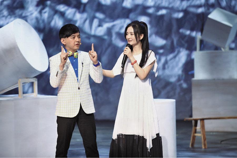 和中國藝人中規中矩的主持方式相比，台灣藝人憑著幽默感和信手拈來的快反應，獲得觀眾喜愛，黃子佼（左）近來也頻上對岸節目。右為謝娜。（東方IC）