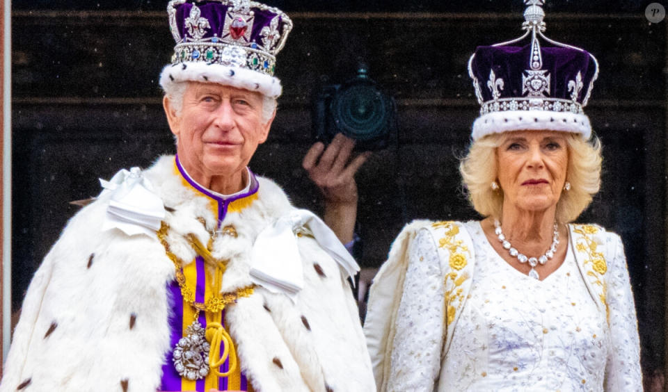 <p>Le concert du couronnement a encore connu une défection ce dimanche matin.</p>
<p>Le roi Charles III d'Angleterre et Camilla Parker Bowles, reine consort d'Angleterre - La famille royale britannique salue la foule sur le balcon du palais de Buckingham lors de la cérémonie de couronnement du roi d'Angleterre à Londres. <br /><br /></p> - © BestImage, Backgrid USA / Bestimage