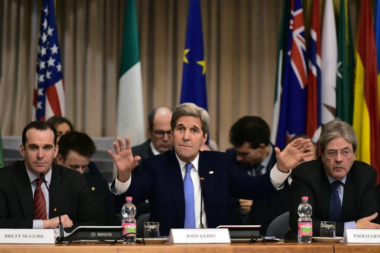 Italian Foreign Affairs Minister Paolo Gentiloni (R), US Secretary of State John Kerry (C) and US special envoy for the anti-IS coalition, Brett McGurk (L), on February 2, 2016 in Rome