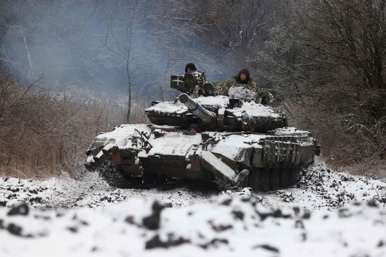 Soldados ucranianos conducen un tanque en una posición cerca de la ciudad de Bakhmut, región de Donetsk, el 13 de diciembre de 2023, en medio de la invasión rusa en Ucrania.