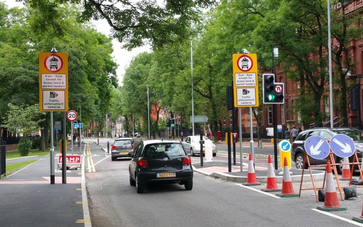 Oxford Road in Manchester is not accessible to cars at some hours of the day   - MEN Media