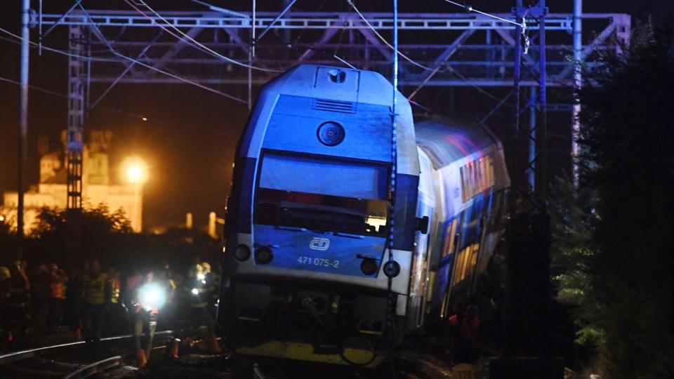 Rettungskräfte sind nach dem Zugunglück im Einsatz.