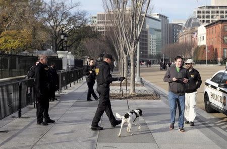 FILE PHOTO: Secret Service agents patrol in front of the White House in Washington November 27, 2015. REUTERS/Joshua Roberts