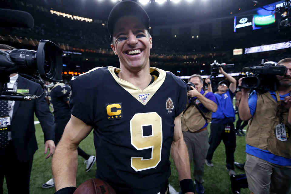 En foto de archivo del 16 de diciembre del 2019 el quarterback de los Saints de Nueva Orleans Drew Brees sonríe tras vencer a los Colts de Indianápolis. El miércoles 3 de junio del 2020 Brees fue fuertemente criticado el miércoles por atletas de alto perfil incluyendo algunos de sus compañeros después de que el jugador de los Saints de Nueva Orleans reiteró su oposición a hincarse durante el Himno Nacional como una forma de protesta (AP Photo/Butch Dill, Fle)