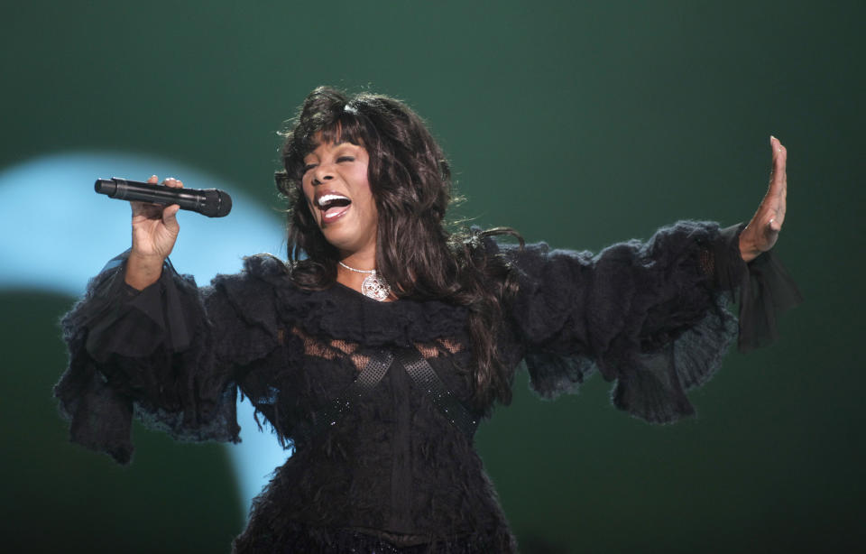 ARCHIVO - Donna Summer durante su presentación en el concierto del Premio Nobel de la Paz el 11 de diciembre de 2009, en Oslo, Noruega. Los herederos de Donna Summer demandaron a Ye y Ty Dolla $ign por el supuesto uso ilegal de la canción clásica de Summer de 1977 "I Feel Love" en el nuevo tema "Good (Don't Die)". (Foto AP/John McConnico, archivo)