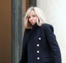 <p>Jusqu’alors très discrète, Brigitte Macron s’est exprimée au sujet des gilets jaunes vendredi, en marge d’un déplacement à Bar-le-Duc (Meuse) sur le thème du patrimoine. « Je pense qu’il faut qu’on se parle, qu’on se réconcilie, parce que, franchement, on a tout à faire ensemble, j’en suis persuadée, a déclaré la première dame devant la presse. Il faut qu’on soit fier parce qu’on a absolument tout : on a un pays qui est beau, qui a une culture incroyable, qui a une humanité incroyable, qui sait aussi être généreux envers l’autre”, a-t-elle ajouté.<br>(Crédit : Getty Images) </p>