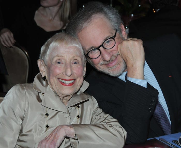 Spielberg junto a su madre 