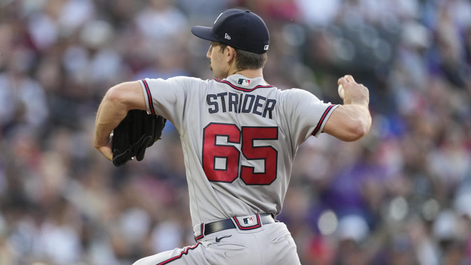 El lanzador abridor de los Atlanta Braves Spencer Strider (65) tiene valor de fantasía