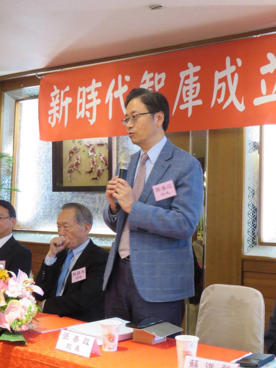 照片第一張，前行政院長張善政與陳鎮湘獲聘為榮譽理事長。（新時代智庫提供）