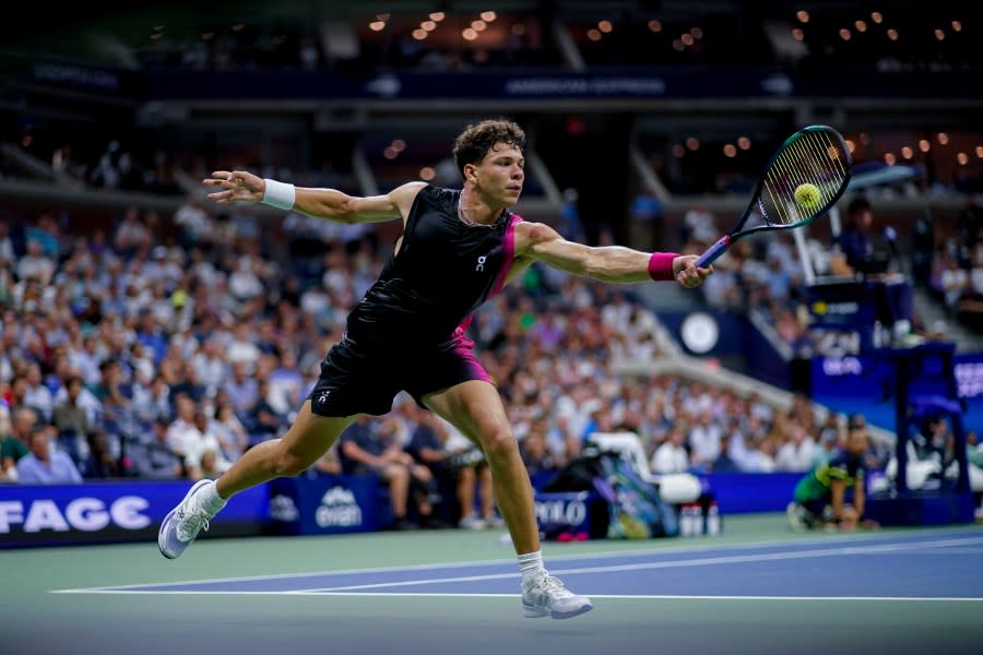 Ben Shelton, of the United States, returns a shot to Frances Tiafoe, of the United States, during the quarterfinals of the U.S. Open tennis championships, Tuesday, Sept. 5, 2023, in New York. (AP Photo/Eduardo Munoz Alvarez)