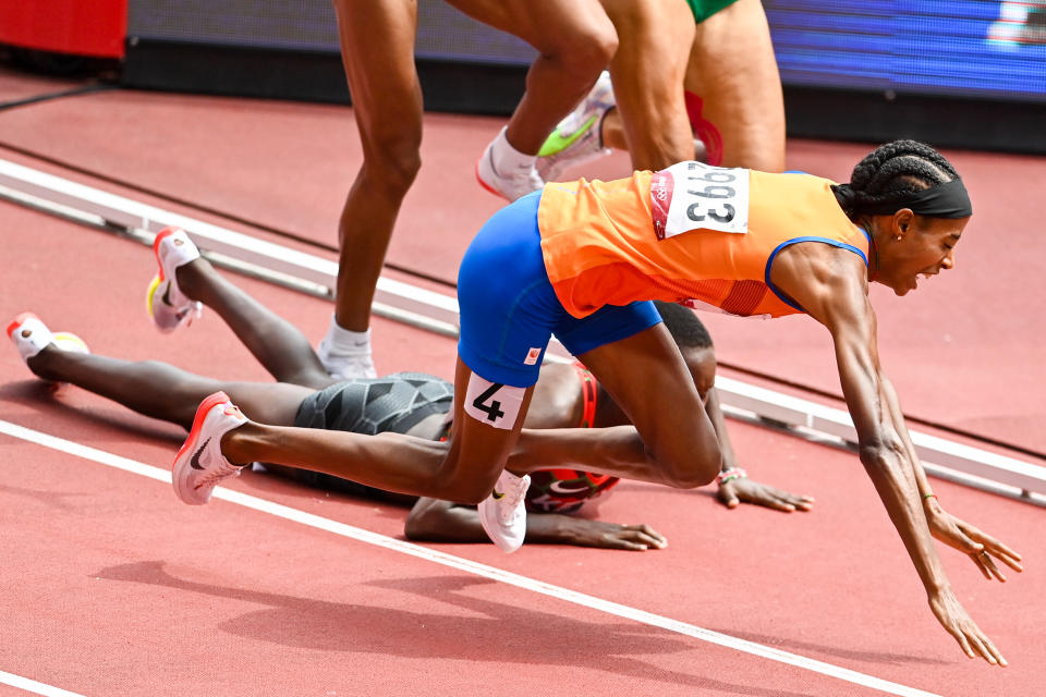 Sifan Hassan stürzte zusammen mit Edina Jebitok (Kenia) (Bild: Andy Astfalck/BSR Agency/Getty Images)