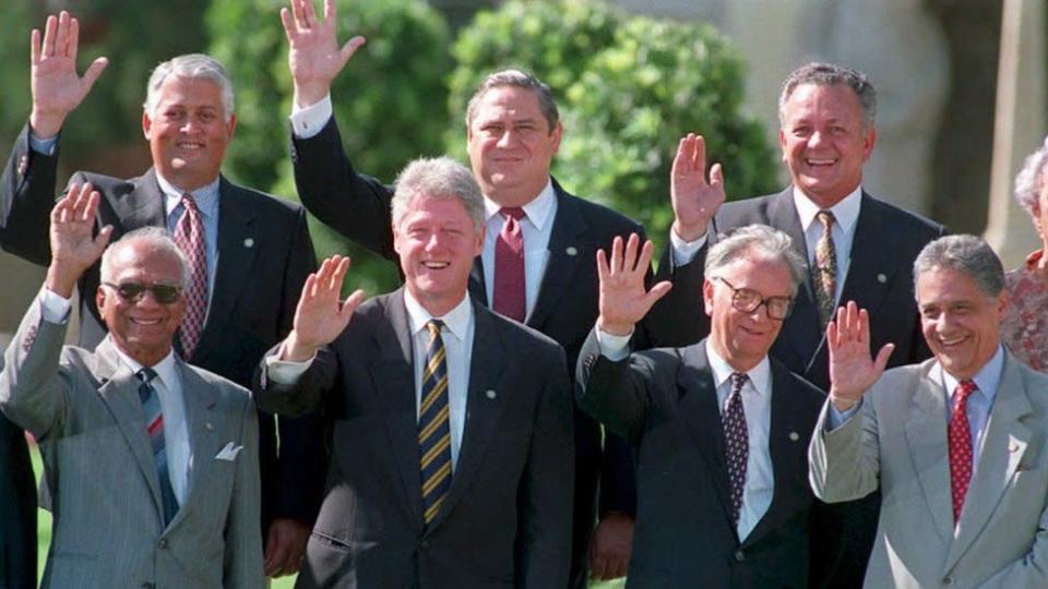 Presidentes saludan en la primera Cumbre de las Américas celebrada en 1994 en Miami.