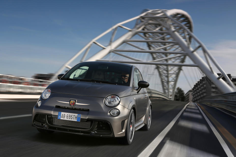 <p>Unter den Fahrzeugknirpsen kommen Besitzer des Fiat 695 Abarth Biposto (139 kW) am teuersten weg. Für das Auto werden mindestens 39.900 Euro fällig, der Verbrauch liegt durchschnittlich bei 6,2 Litern auf 100 Kilometer. Mit Fixkosten, Werkstattkosten, Betriebskosten & Co. liegen die Gesamtausgaben für den Kleinstwagen bei 803 Euro im Monat oder 64,2 Cent pro Kilometer. (Bild: Abarth) </p>