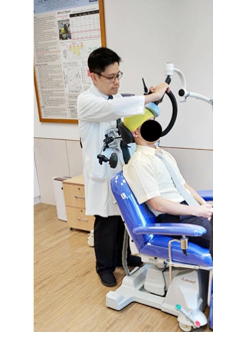 重覆經顱磁刺激 (repetitive transcranial magnetic stimulation, rTMS)是治療頑固型憂鬱有效的抗鬱腦神經刺激技術。   圖：台北榮民總醫院/提供