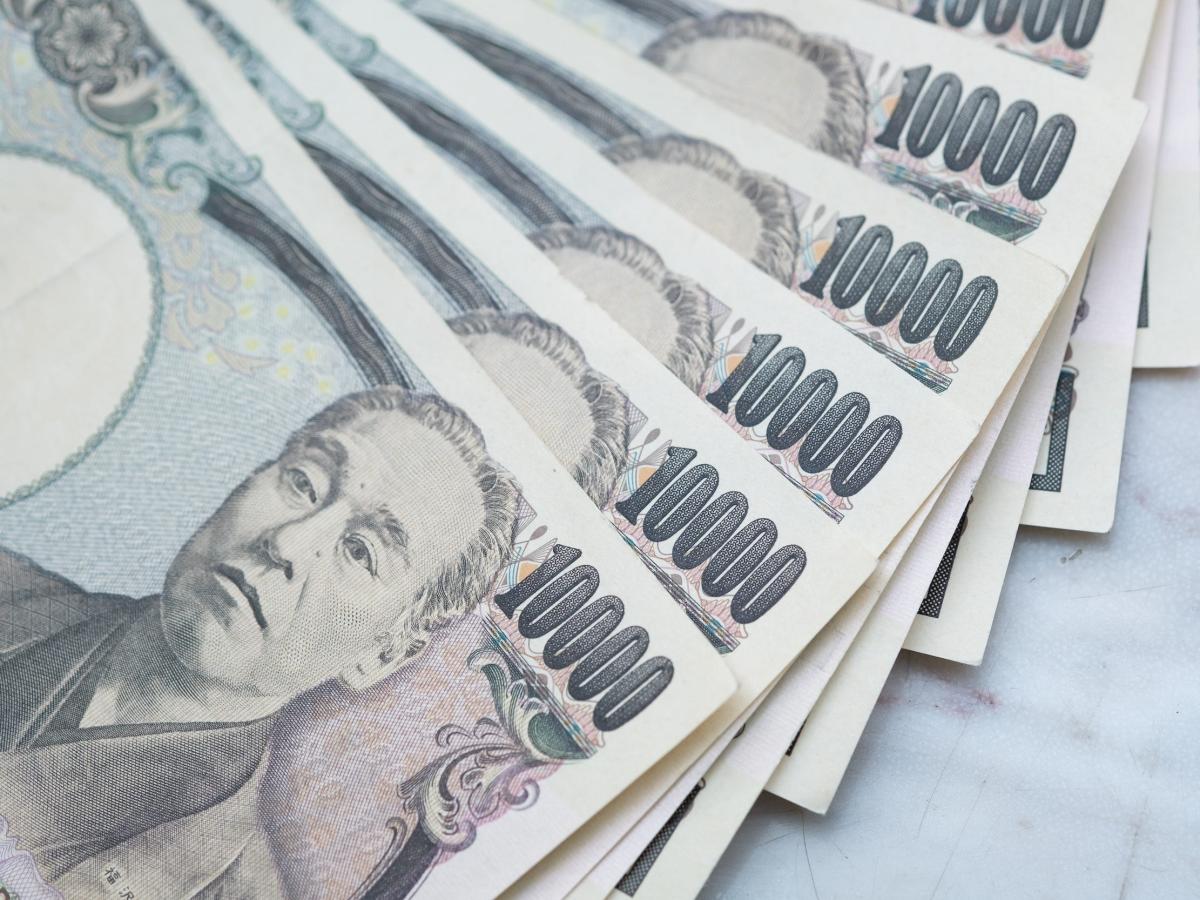 Die zugrunde liegenden Kräfte des japanischen Yen sind so schwach, dass die Währung in „der gleichen Liga“ wie der argentinische Peso und die türkische Lira spielt, sagt die Deutsche Bank