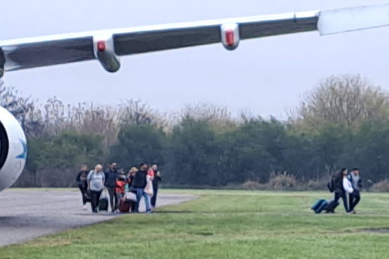 El vuelo de Aerolíneas Argentinas, AR1304 con destino a la ciudad de Miami, debió ser evacuado a punto de salir debido a la amenaza de bomba que habría realizado Daniela Carbone