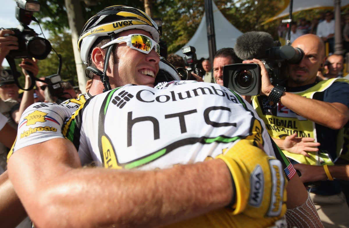 Cavendish and Renshaw embrace after winning stage 21 of the 2009 Tour in Paris (Getty Images)