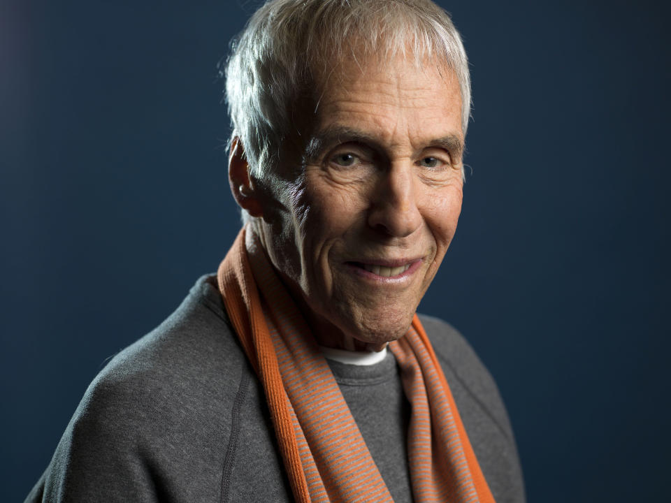 En esta foto del 6 de mayo del 2013, el compositor Burt Bacharach posa para un retrato en Nueva York. El celebrado músico colaboró con el laureado cubano-estadounidense Rudy Pérez en "Live to See Another Day", una emotiva balada inspirada por la masacre de Parkland y otros tiroteos en escuelas estadounidenses. (Foto por Scott Gries/Invision/AP, Archivo)