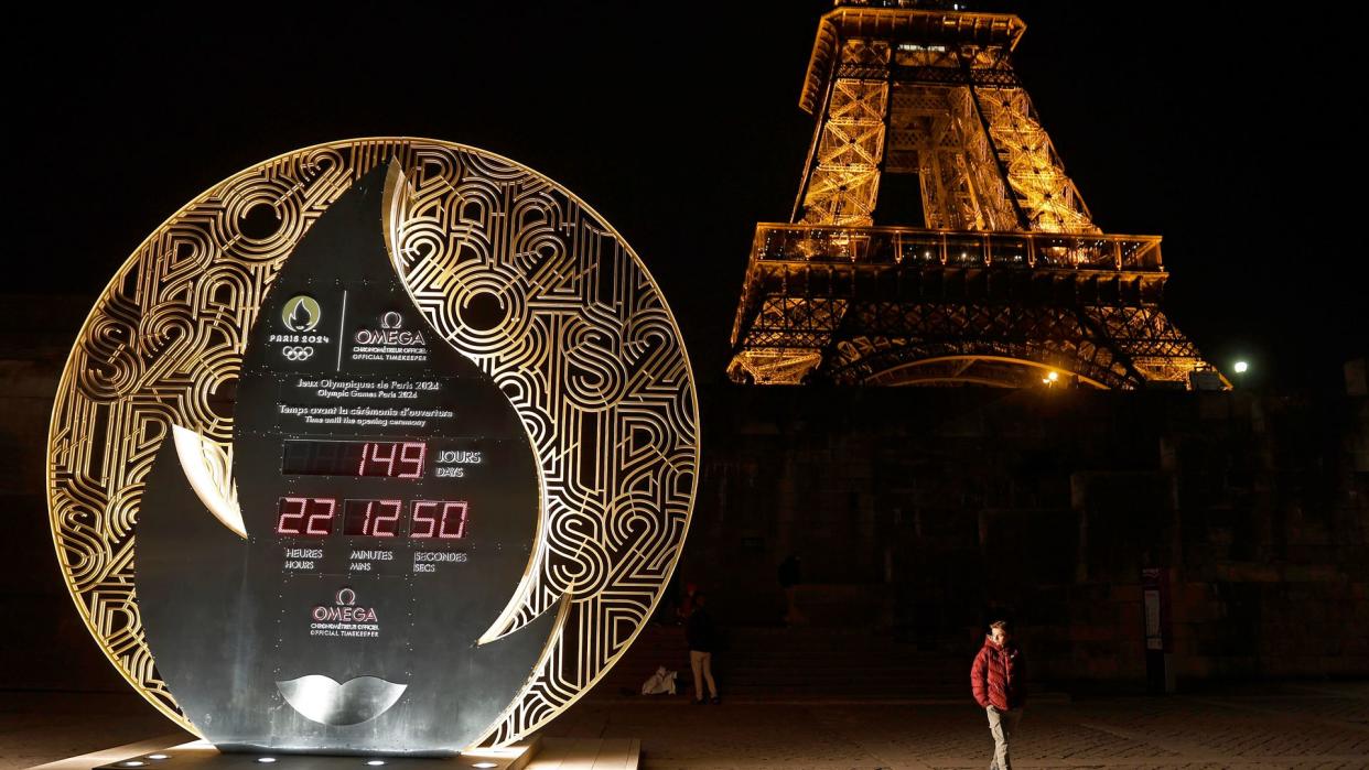 A clock counting down to the Olympics in front of the Eiffel Tower