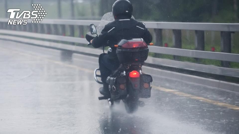 下雨時騎車若胎紋不足很可能導致滑倒摔車。(圖片來源/ TVBS)