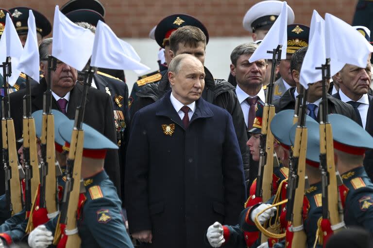 El presidente ruso, Vladimir Putin, en el centro, asiste a una ceremonia de colocación de ofrenda floral en la Tumba del Soldado Desconocido después del desfile militar del Día de la Victoria en Moscú
