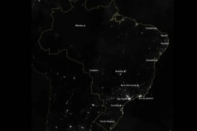 Imagem noturna mostra pontos de luz das grandes cidades, com um mapa desenhado em cima para facilitar a localização das regiões brasileiras (Foto: Reprodução)