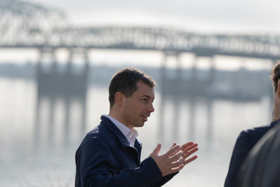 Pete Buttigieg se presentó a la candidatura demócrata en 2020 y ha sido secretario de Transporte desde que Biden asumió el cargo (AP)