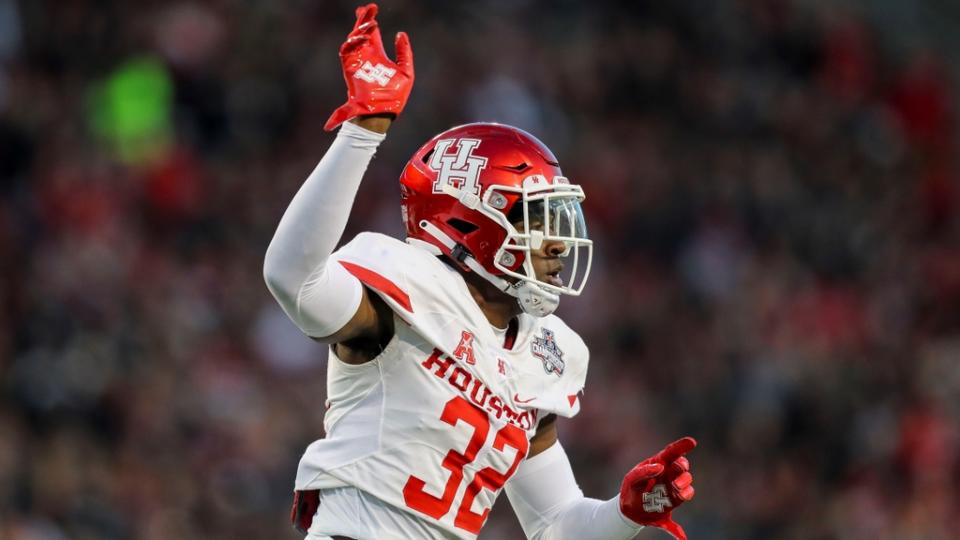 4 de diciembre de 2021;  Cincinnati, Ohio, Estados Unidos;  El safety de los Houston Cougars, Gervarrius Owens (32), reacciona después de que el gol de campo de los Cincinnati Bearcats no fuera bueno en la primera mitad durante el juego de campeonato de la American Athletic Conference en el Nippert Stadium.  Crédito obligatorio: Katie Stratman-USA TODAY Sports