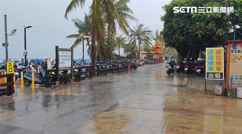 小琉球降下大雨，遊客趕緊進屋內躲雨。（圖／民眾提供）