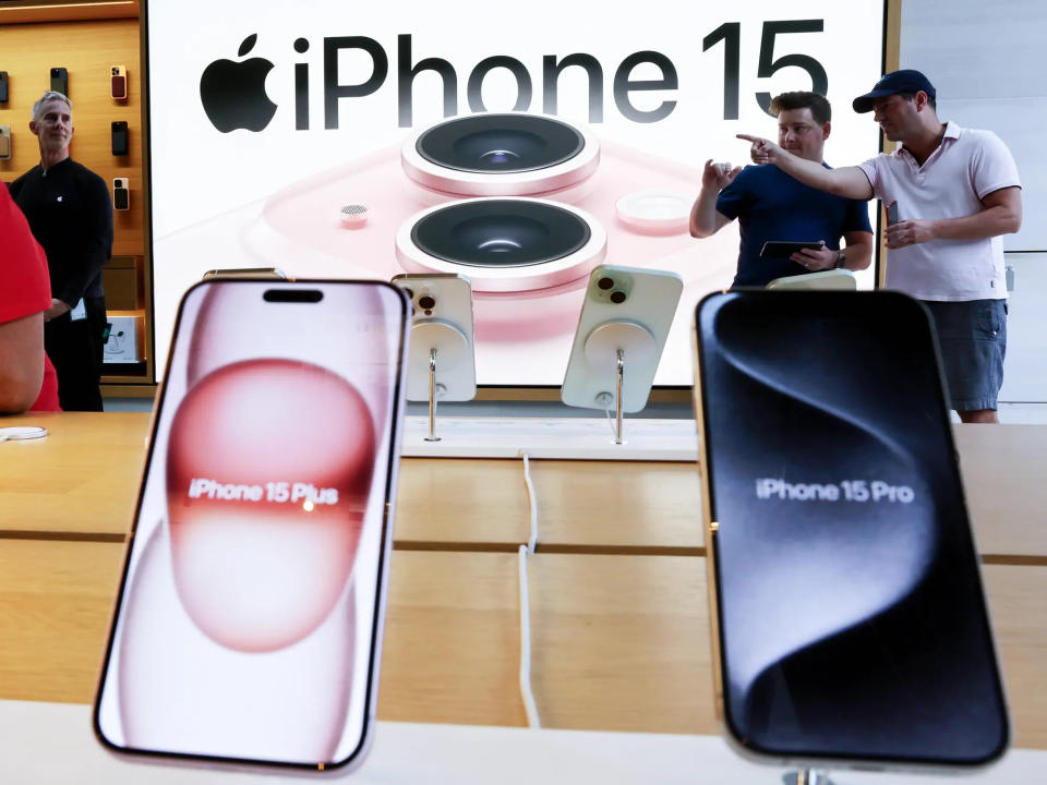 Einige Nutzer beschweren sich bereits über das neue iPhone 15 Pro. - Copyright: Mario Tama/Getty Images