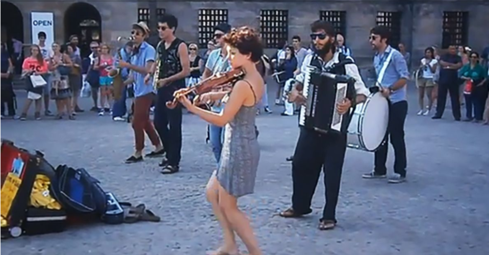 Matilda De Angelis suona il violino in piazza (Screenshot video)
