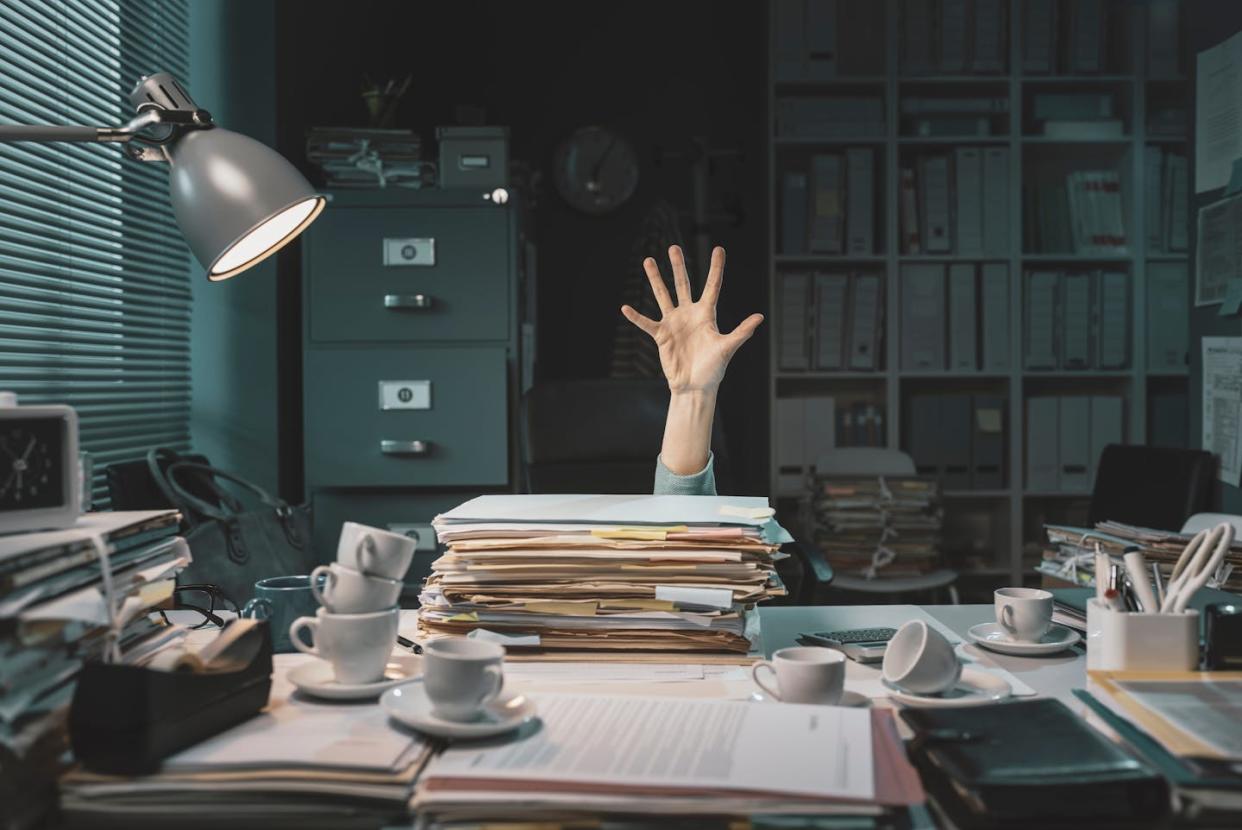 <a href="https://www.shutterstock.com/es/image-photo/desperate-office-worker-overwhelmed-paperwork-she-1931417465" rel="nofollow noopener" target="_blank" data-ylk="slk:Stokkete / Shutterstock;elm:context_link;itc:0;sec:content-canvas" class="link ">Stokkete / Shutterstock</a>