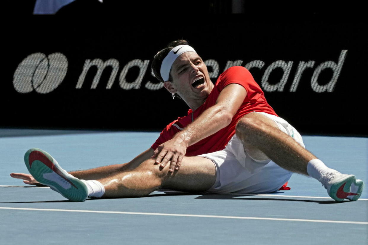 Le tennisman américain Taylor Fritz touché par de violentes crampes en plein match de l'édition 2022 de l'Open d'Australie.  - Credit:Simon Baker/AP/SIPA