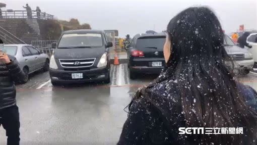 許多民眾上山追雪。（圖／江先生提供）