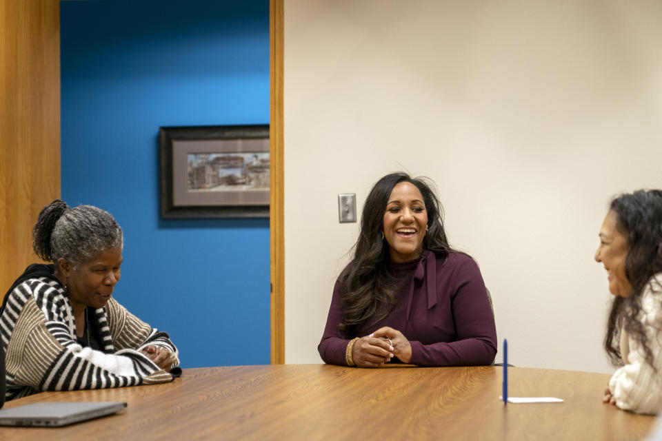 Karith Foster, al centro, directora ejecutiva de la firma consultora Inversity Solutions, se reúne con miembros del Comité de Diversidad y Pertenencia en CompSource Mutual Insurance en Oklahoma City, el 18 de enero de 2023. (Nick OxfordThe New York Times)
