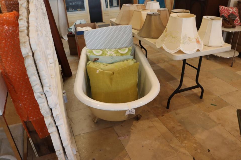 An $800 bath tub was also available. Landon Aldo Paci/MEGA for NY Post