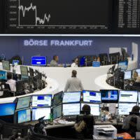 Handelssaal der Frankfurter Börse mit Börsentafel und DAX Anzeige.