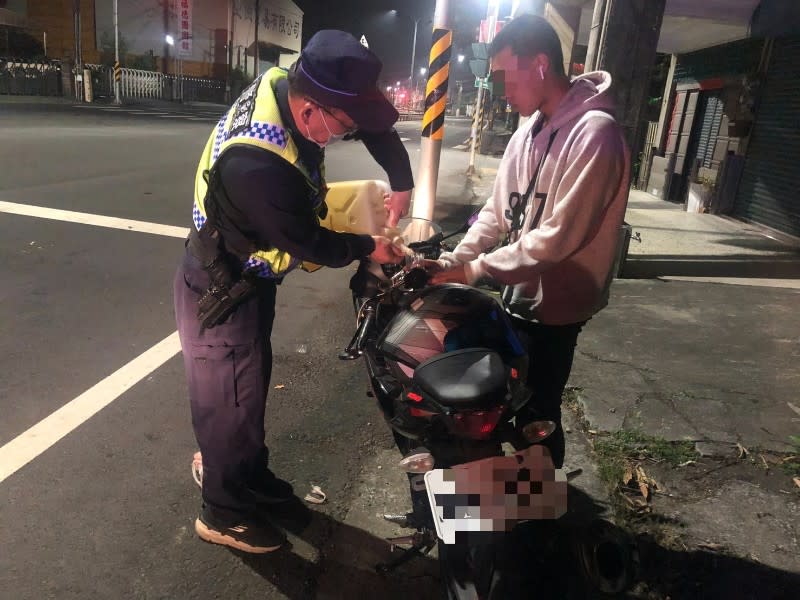 深夜男子機車油桶空　旗警即刻救援助返家