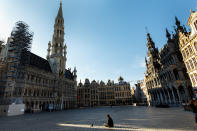 Un hombre descansa en el suelo de la Grand Place de Bruselas (Bélgica) el 25 de marzo. (Foto: Olivier Matthys / Getty Images).