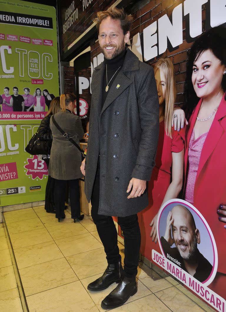 Muy elegante, Mario Guerci arrasó con todas las miradas en la puerta del Multiteatro Comafi