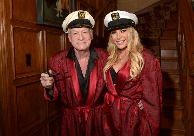 Hugh Hefner y su tercera esposa, Crystal, en la Mansión Playboy, en Los Ángeles (AFP)