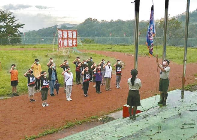 桃園市復興區介壽國中走入歷史，教職員、校友會在上周五參與降校旗儀式。（呂筱蟬攝）