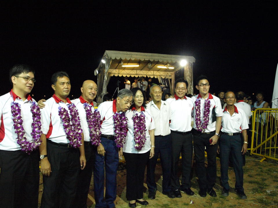 SPP candidates stand in a row after an inspiring rally (L-R: Jimmy Lee, Mohd Hamim Aliyas, Benjamin Pwee, Chiam See Tong, Lina Chiam, Sim Kek Tong and Wilfred Leung). (Yahoo! photo/ Christine)