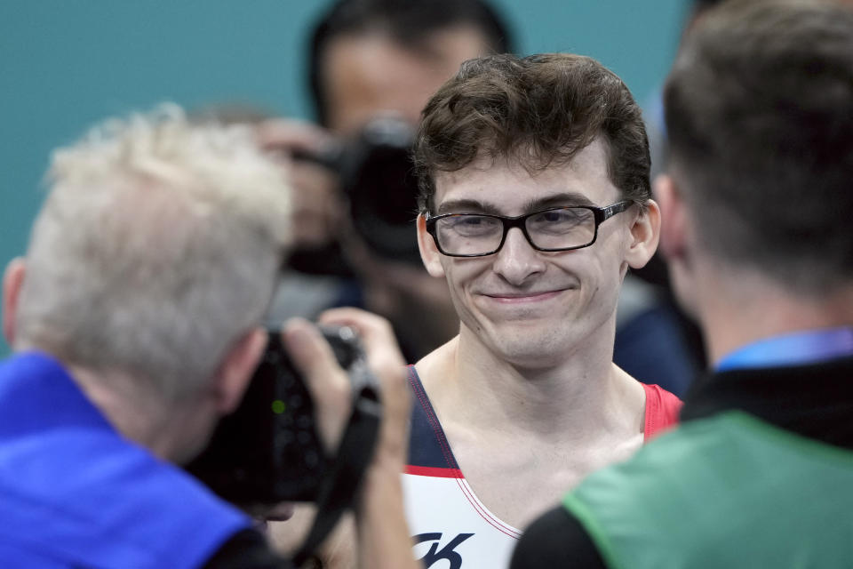 Stephen Nedoroscik, dari Amerika Serikat, tersenyum setelah bertanding dalam final nomor individu senam artistik putra di Bercy Arena pada Olimpiade Musim Panas 2024, Sabtu, 3 Agustus 2024, di Paris, Prancis. (Foto AP/Charlie Riedel)