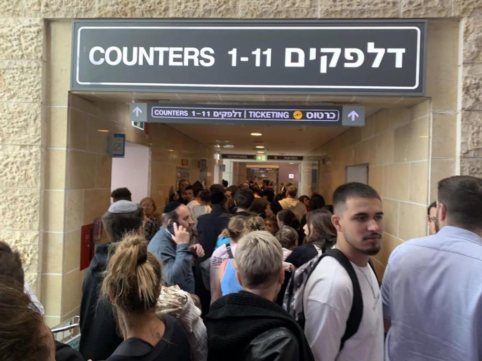 以色列國際機場擠滿急於離境人群，不少「逃難」觀光客人心惶惶。（示意圖／取自台人陳偉周臉書）